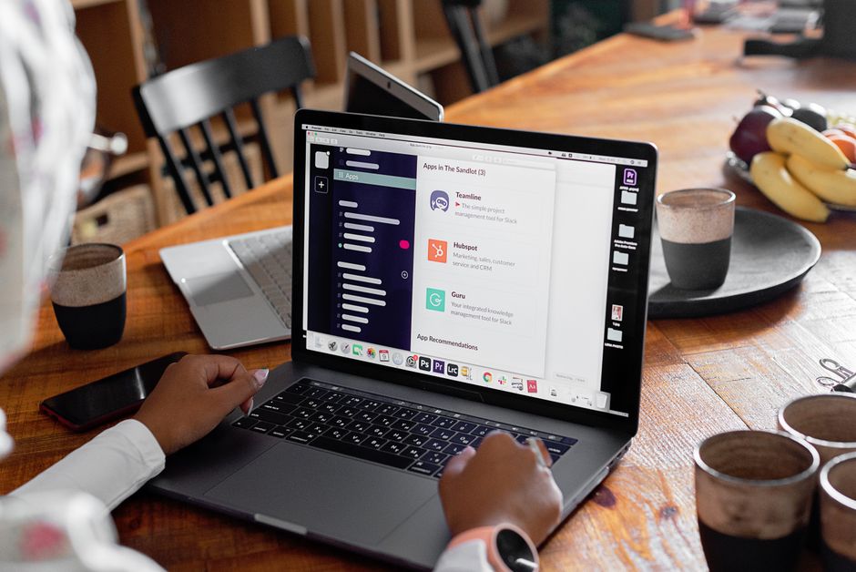 Comunicação e Colaboração em Ambientes Remotos com IA
